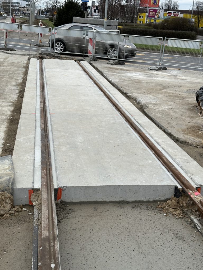 Zakończenie remontu torowiska na skrzyżowaniu Bałtyckiej i Obornickiej we Wrocławiu. Autorska technologia kotwiąca MMR MONO-MASS