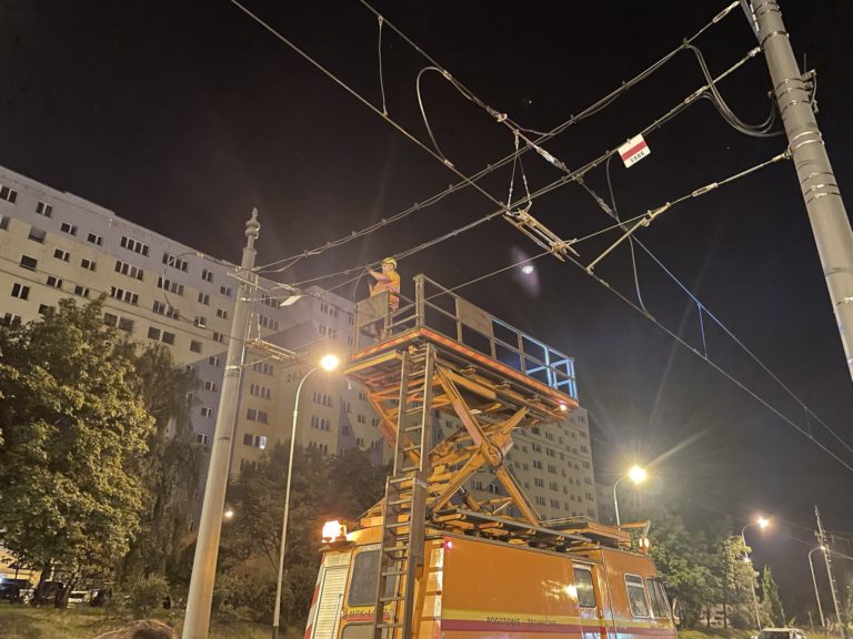 Eksploatacja obserwowana rozwiązań dla sieci trakcyjnej w MPK Łódź. Instalacja naprężacza sprężynowego oraz izolatorów sekcyjnych.