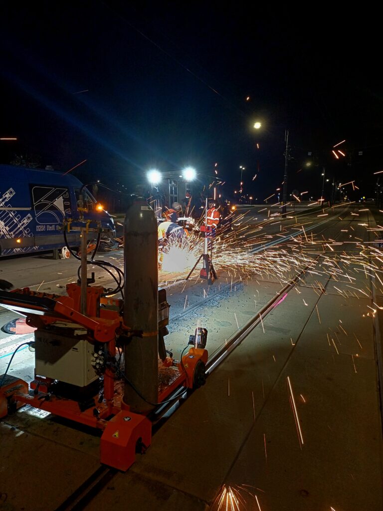 MMR Group TransComfort testuje maszynę do precyzyjnego wycinania szyn z poliuretanu